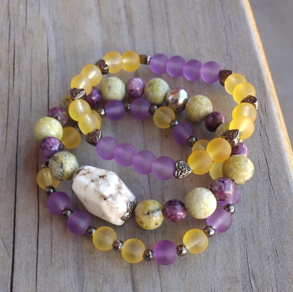 Howlite three bracelet stack - Picture 10 of 13